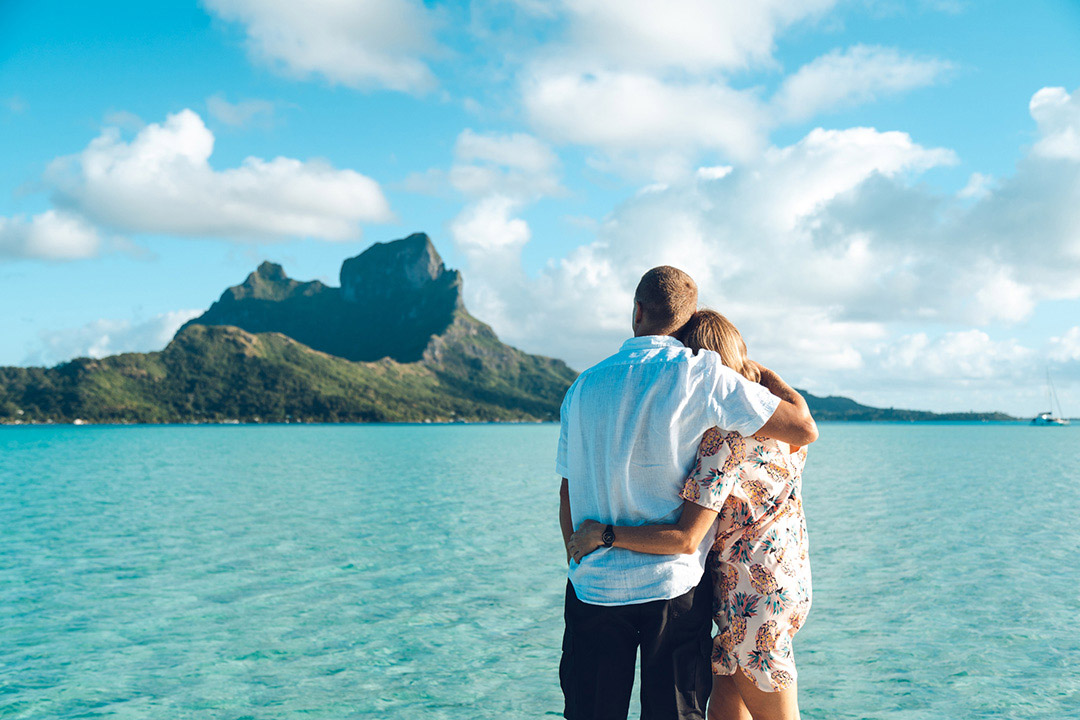 Séance photo de couple dans le lagon de Bora Bora