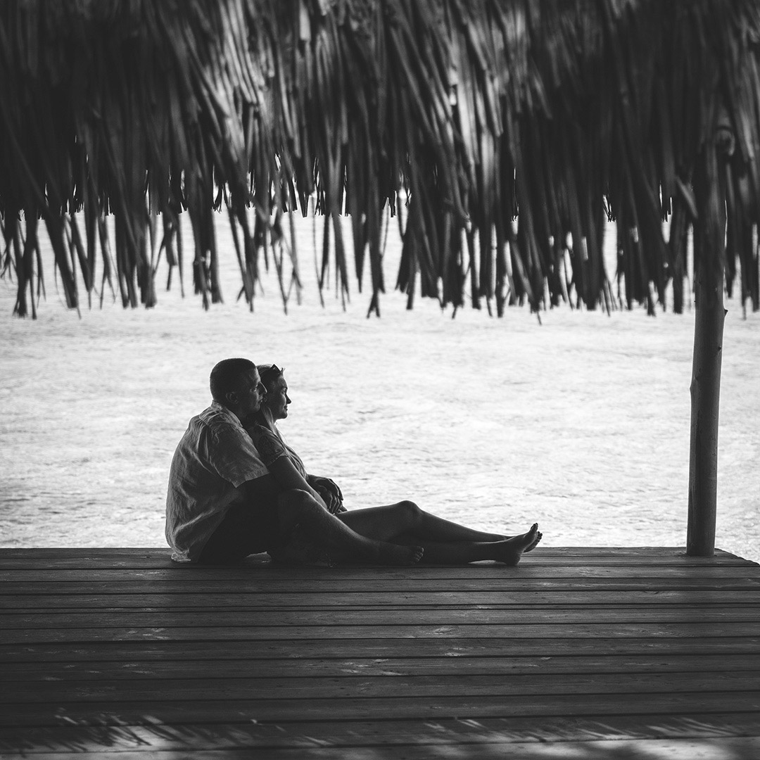 Séance photo de couple sur un ponton à Bora Bora