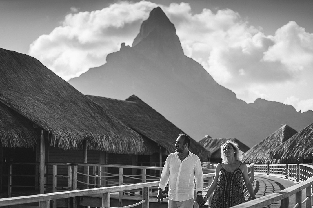 Photo de couple en train de marcher sur le ponton de l'intercontinental Le Thalasso Bora Bora