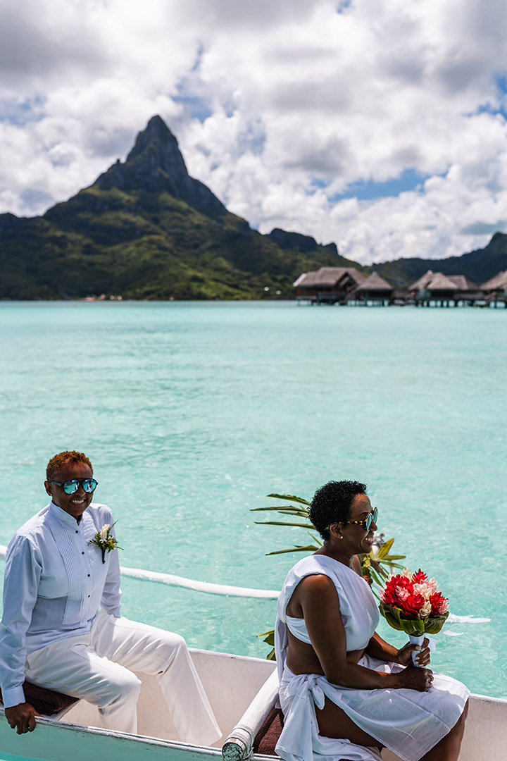 Photographe de mariage à l'Intercontinental Le Thalasso & Spa Bora Bora - Départ en pirogue pour se rendre sur la plage.