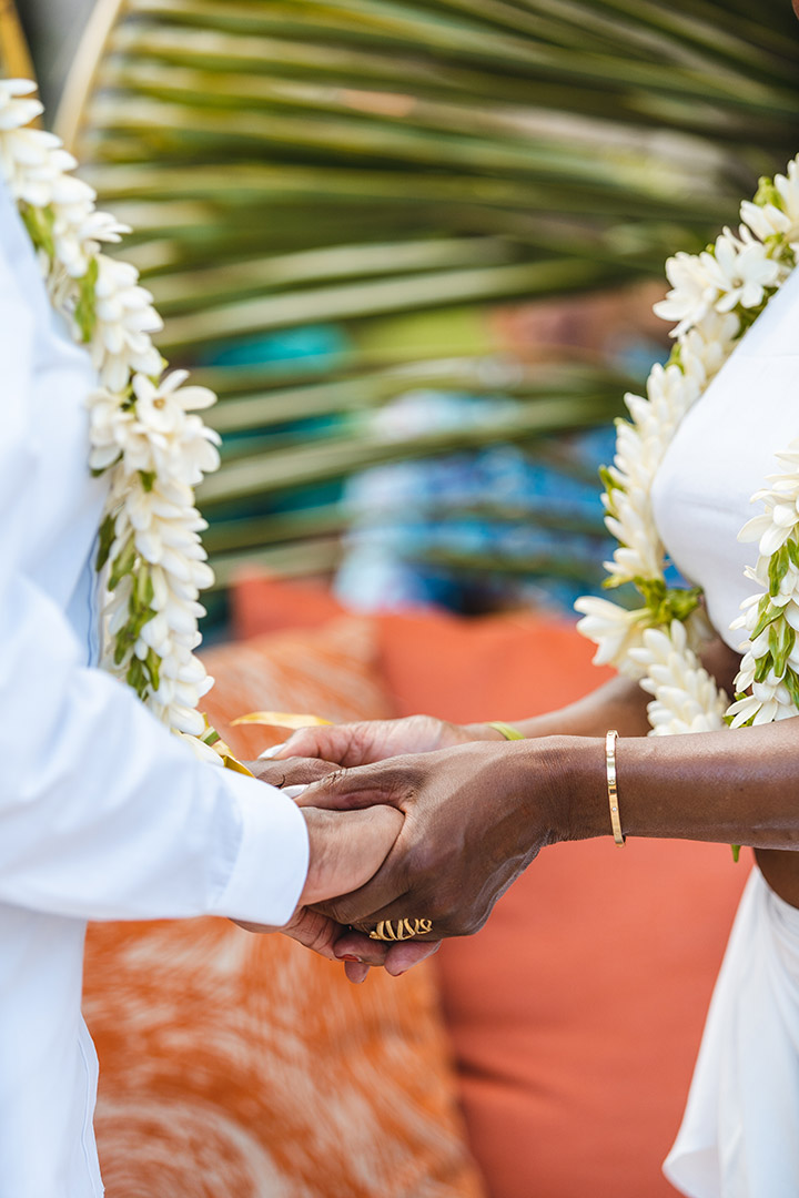 Photographe de mariage à l'Intercontinental Le Thalasso & Spa Bora Bora - Détail sur les mains des femmes mariées