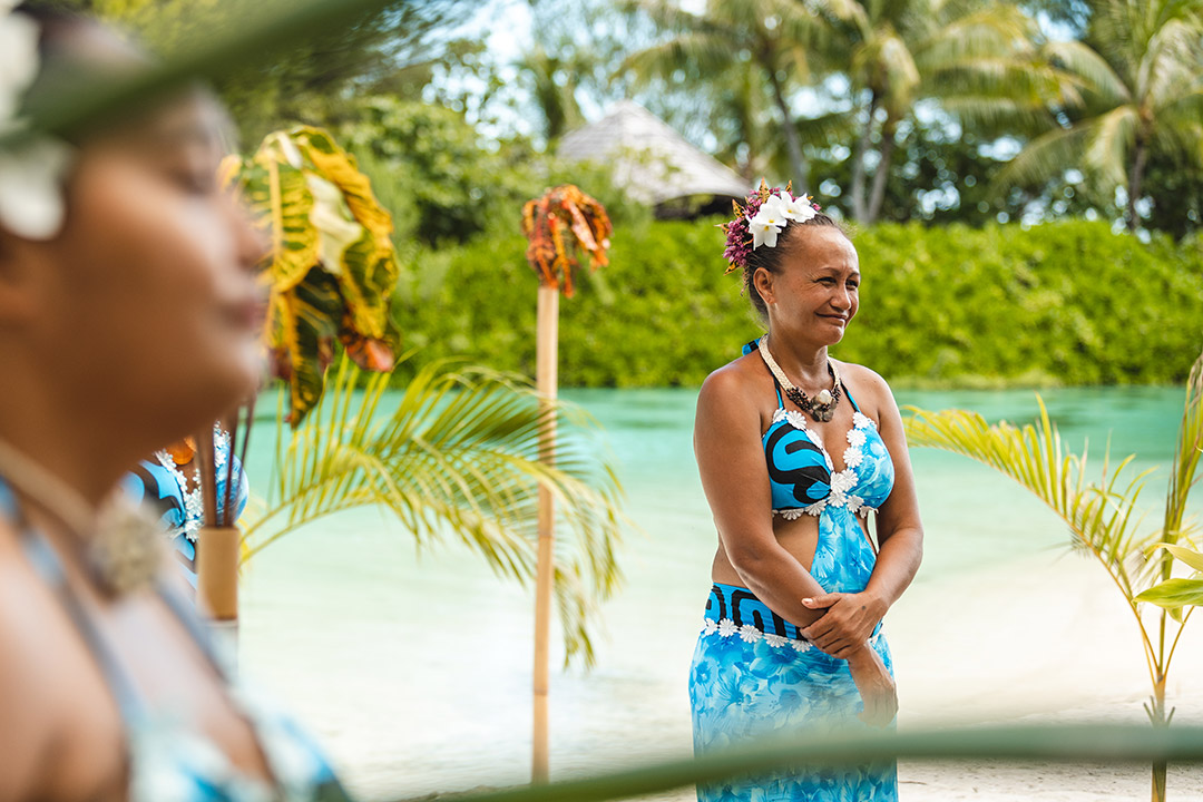 Photographe de mariage à l'Intercontinental Le Thalasso & Spa Bora Bora - Danseuses pendant la cérémonie de mariage polynésien