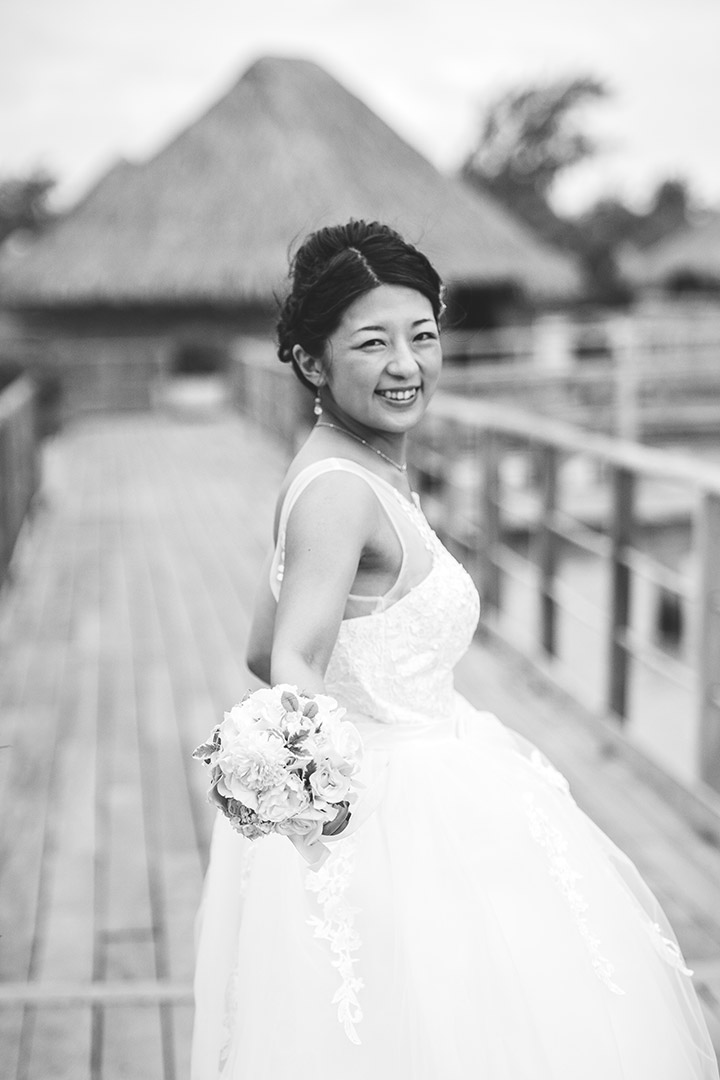 Photographe de mariage à Bora Bora - Jeune mariée japonaise avec son bouquet de fleurs