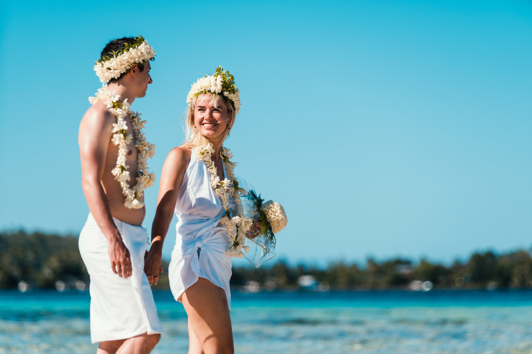 Photographe de mariage Polynésien au Sofitel Private Island Bora Bora - Couple sur le hamac