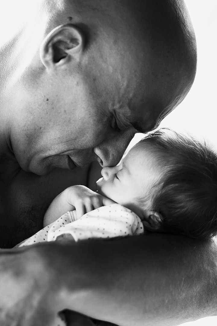 Séance photo de famille à Bora Bora, Papa tenant sa fille dans ses bras