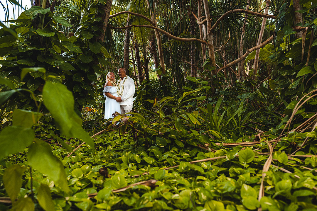 Séance photo de couple dans les jardins de l'Intercontinental Le Thalasso Bora Bora