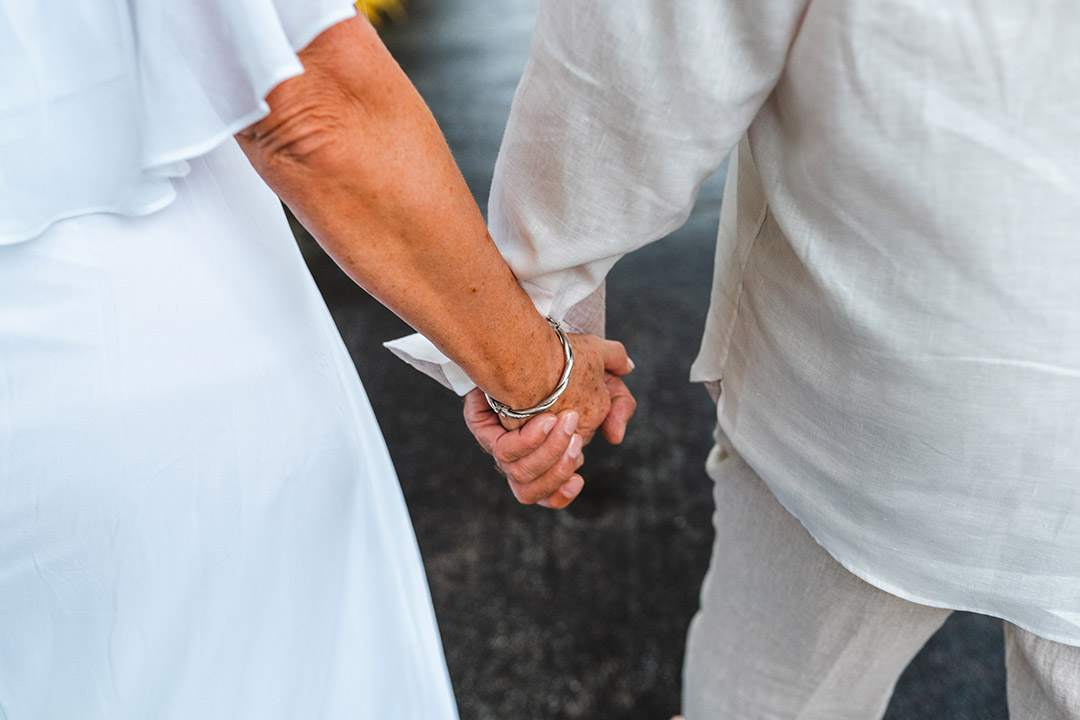 Couple marchant à l'Intercontinental Le Thalasso Bora Bora