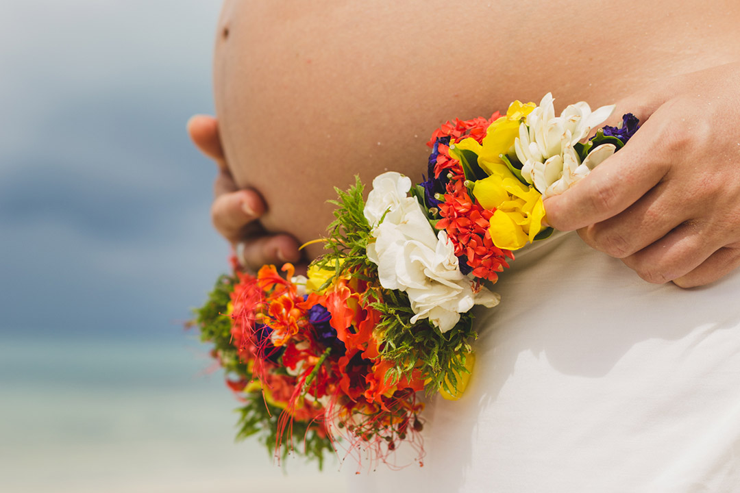 Séance photo maternité à la plage de Matira à Bora Bora
