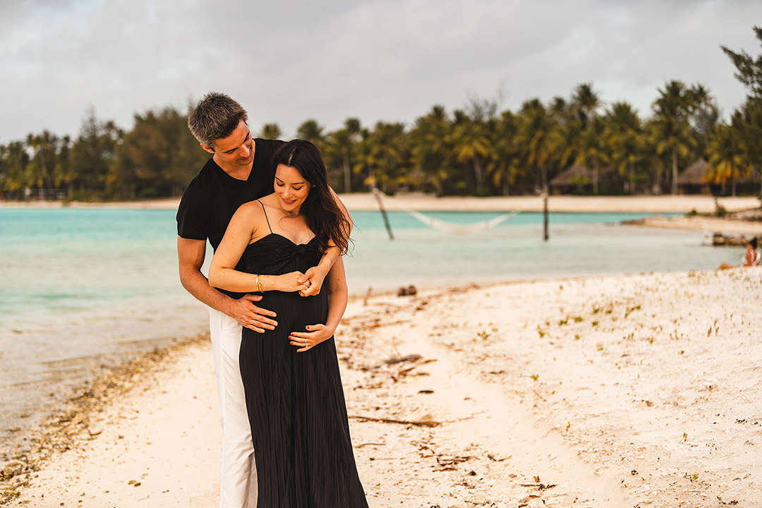 Séance photo maternité au st regis Bora Bora en bord de plage
