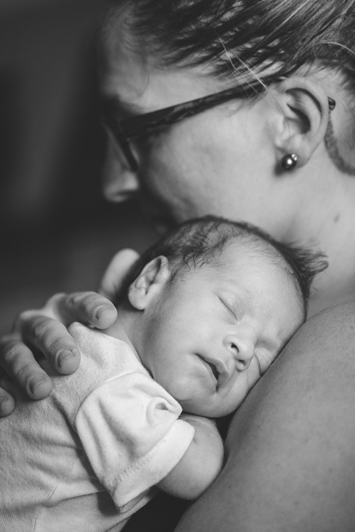 Séance photo maternité à Bora Bora. Le nouveau né dans les bras de sa maman.