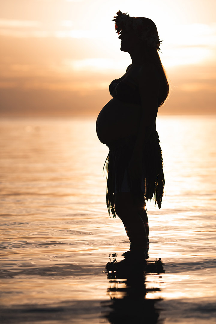 Séance photo maternité à Bora Bora pendant le coucher de soleil