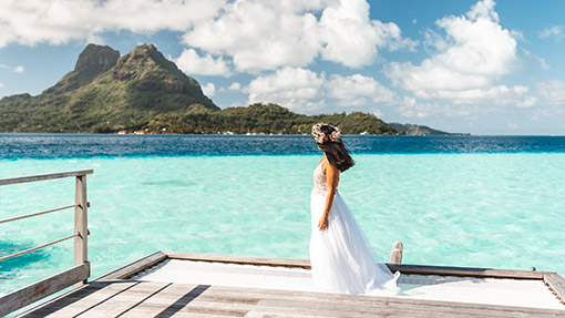 couple-photography-le-bora-bora-honeymoon Mariée devant le mont Otemanu à Bora Bora