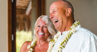 Couple en train de rire pendant leur mariage polynésien